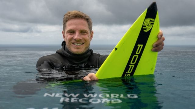 Der Surfer Sebastian Steudtner stellt mit einer berittenen Wellenhöhe 26,21 Metern einen Weltrekord auf. Der Surfer Sebastian Steudtner stellt mit einer berittenen Wellenhöhe 26,21 Metern einen Weltrekord auf.
