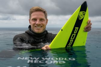 Der Surfer Sebastian Steudtner stellt mit einer berittenen Wellenhöhe 26,21 Metern einen Weltrekord auf.