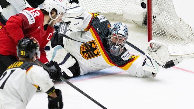 Der Schweizer Nico Hischier (l) und Deutschlands Torwart Philipp Grubauer (r) in Aktion. Der Schweizer Nico Hischier (l) und Deutschlands Torwart Philipp Grubauer (r) in Aktion.