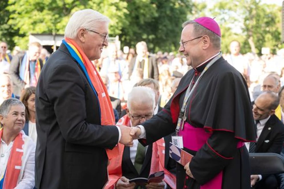 Bundespräsident Frank-Walter Steinmeier wird von Georg Bätzing, dem Vorsitzenden der Deutschen Bischofskonferenz, in Stuttgart begrüßt.