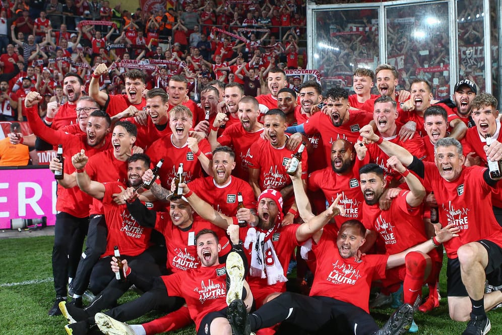 Der 1. FC Kaiserslautern feierte den Aufstieg mit seinen Fans: Das Relegationsrückspiel gewann der Klub mit 2:0.