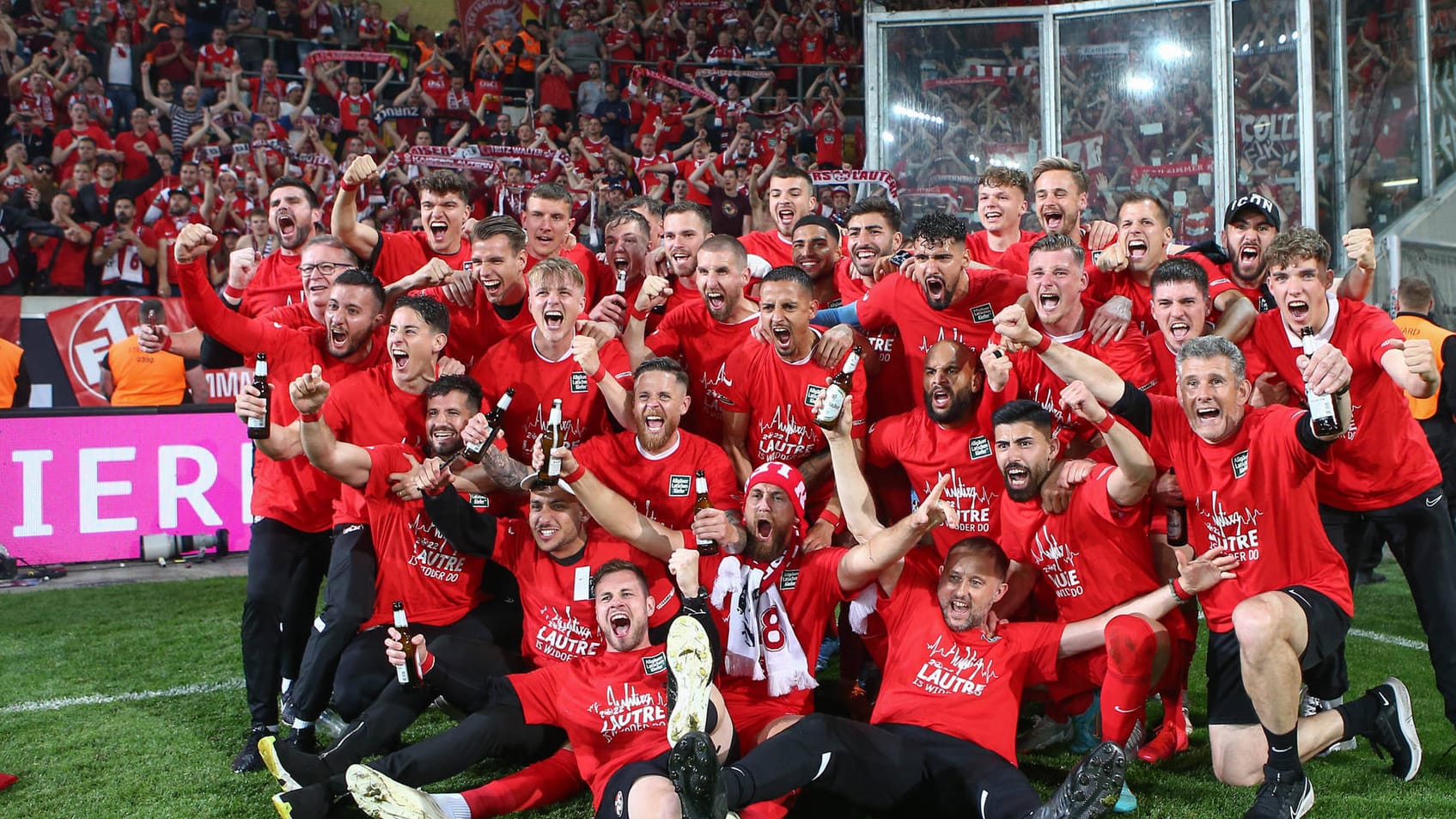 Der 1. FC Kaiserslautern feierte den Aufstieg mit seinen Fans: Das Relegationsrückspiel gewann der Klub mit 2:0.