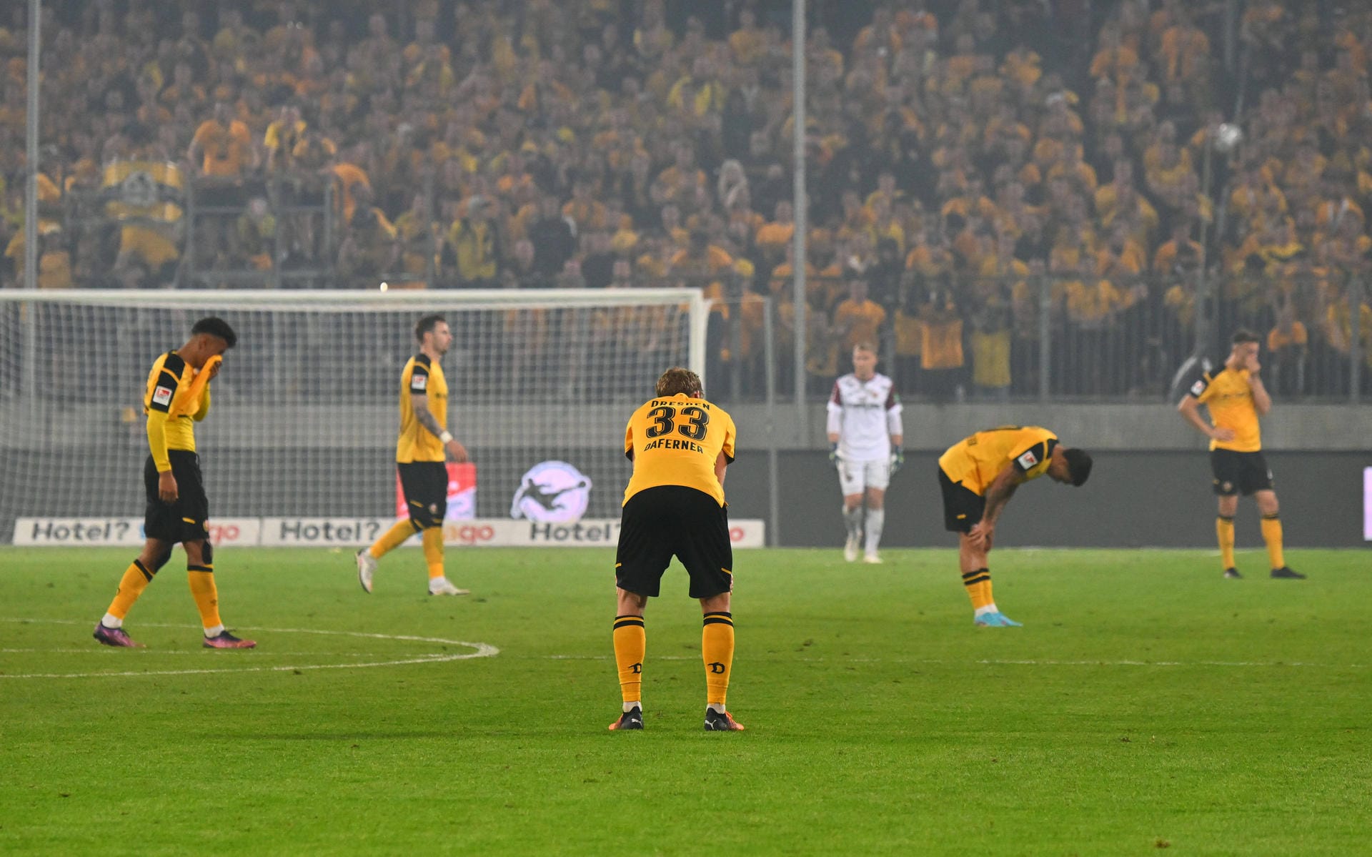 Während Dynamo Dresden die Enttäuschung aus dem Gesicht zu lesen war...