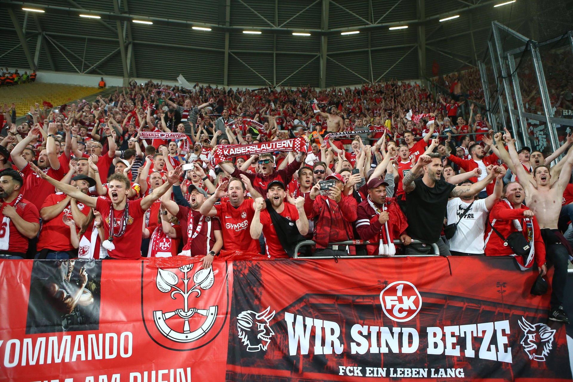 Die Anhänger des FCK feierten den Aufstieg im Fritz-Walter-Stadion.