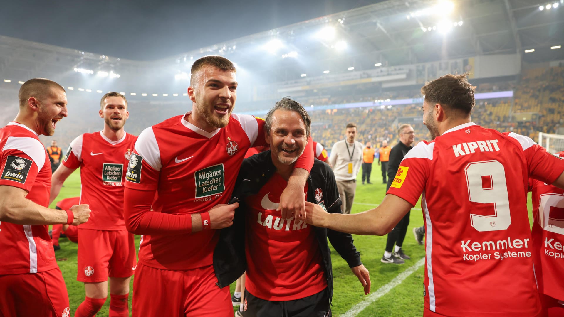 Auch Lautern-Trainer Dirk Schuster konnte es kaum fassen und freute sich für und mit seinen Jungs.