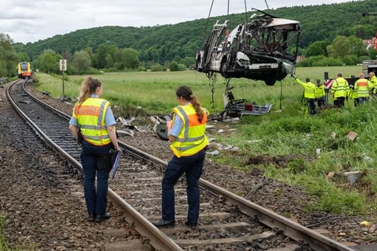 Bus kollidiert mit Zug