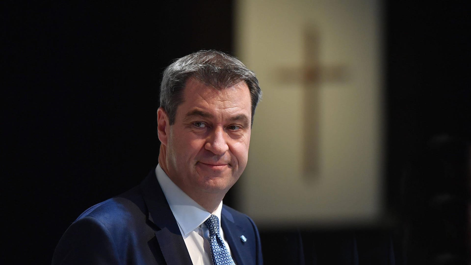 Markus Söder vor einem Kruzifix (Symbolbild): Der bayrische Ministerpräsident betrachtet seinen Kreuzerlass kritisch. Markus Söder vor einem Kruzifix (Symbolbild): Der bayrische Ministerpräsident betrachtet seinen Kreuzerlass kritisch.