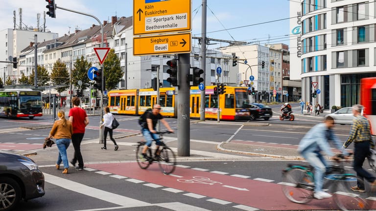 Verkehr auf einer Straßenkreuzung: Bis 2019 boten die Stadtwerke Bonn (SWB) ein 365-Euro Ticket an, das vom Bund gefördert wurde.