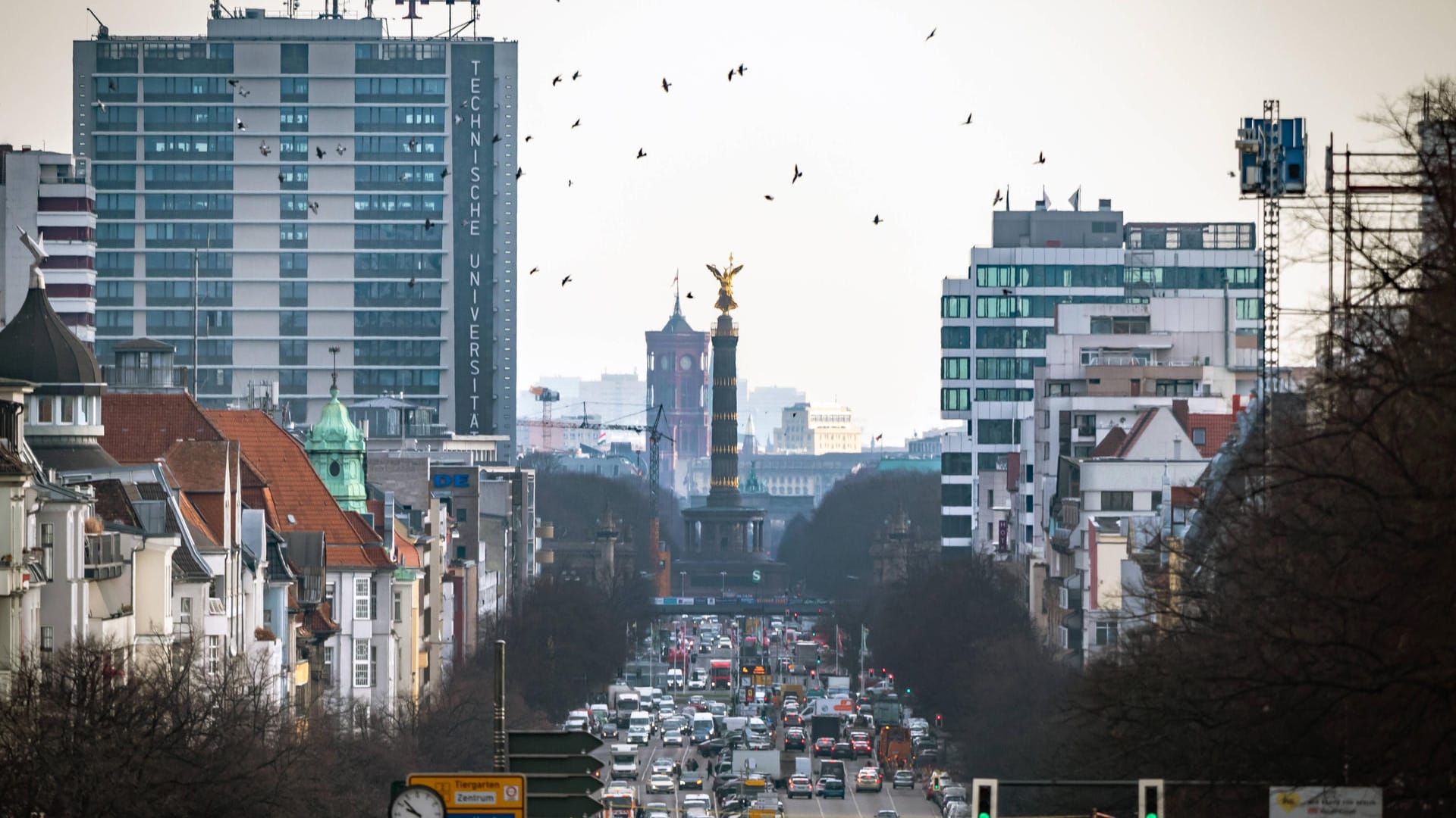 Blick über Kaiserdamm, Straße des 17. Juni und Brandenburger Tor (Symbolbild): An Himmelfahrt und Pfingsten ist mit viel Verkehr zu rechnen. Blick über Kaiserdamm, Straße des 17. Juni und Brandenburger Tor (Symbolbild): An Himmelfahrt und Pfingsten ist mit viel Verkehr zu rechnen.