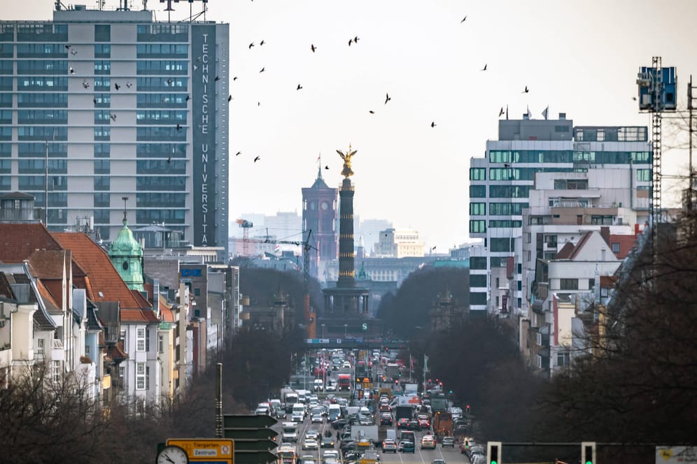 Blick über Kaiserdamm, Straße des 17. Juni und Brandenburger Tor (Symbolbild): An Himmelfahrt und Pfingsten ist mit viel Verkehr zu rechnen.