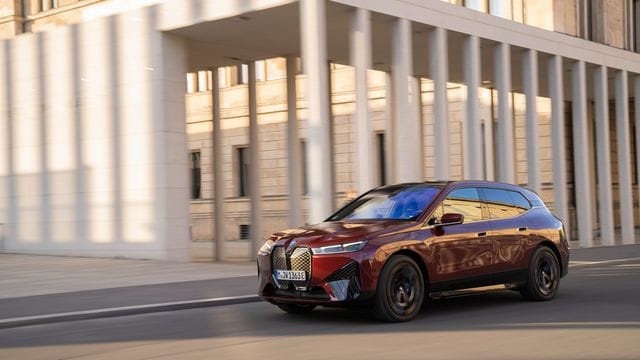 Bayerische Sause: Mit dem iX M60 nimmt BMW ein elektrisches Sport-SUV ins Programm.