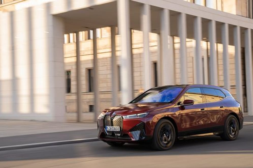 Bayerische Sause: Mit dem iX M60 nimmt BMW ein elektrisches Sport-SUV ins Programm.