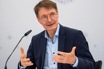 Karl Lauterbach: Der Gesundheitsminister soll sich von in der Corona-Pandemie liebgewonnenem Vokabular verabschieden, fordert die Deutsche Aidshilfe.