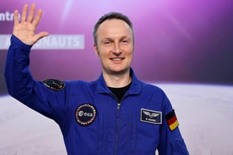 ESA-Astronaut Matthias Maurer nach seiner Rückkehr bei einer Pressekonferenz (Archivbild): Als nächstes möchte er seinen Heimatort besuchen.
