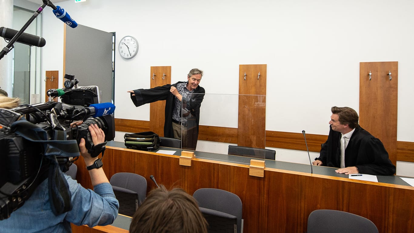 Die Verteidiger Thomas Hammer (l) und Sven Schoeller im Gerichtssaal: Die Frau soll mehrere Menschen umgebracht haben.