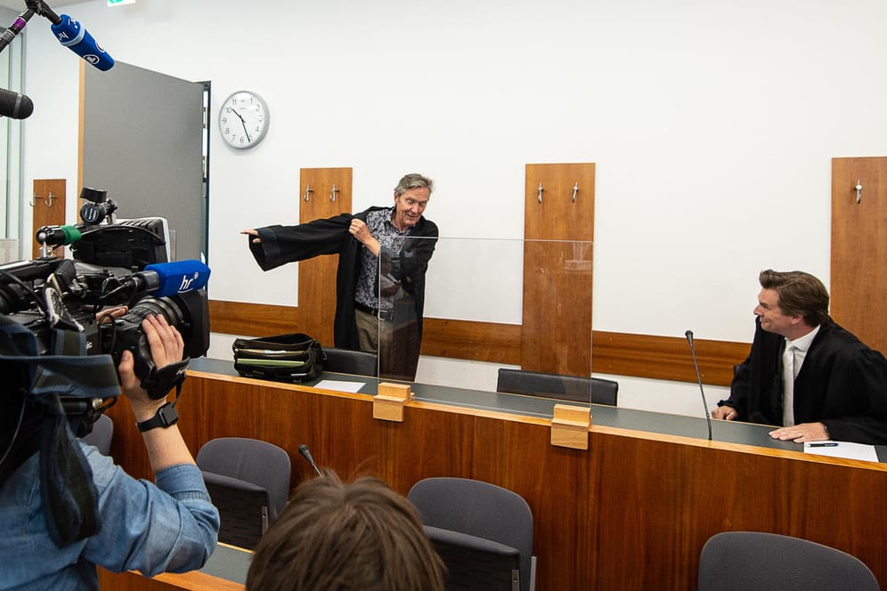 Die Verteidiger Thomas Hammer (l) und Sven Schoeller im Gerichtssaal: Die Frau soll mehrere Menschen umgebracht haben.