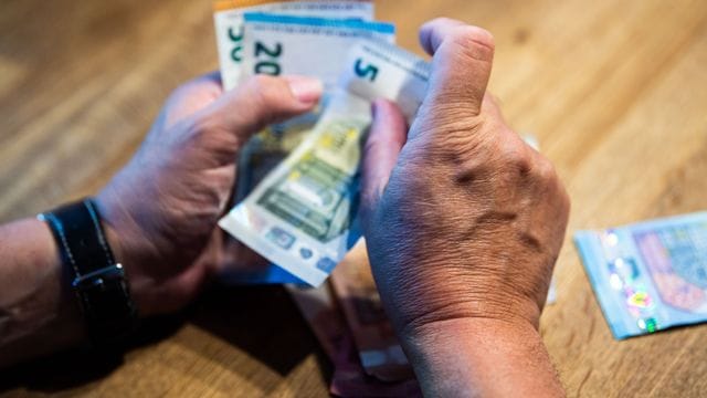 Immer weniger Menschen wenden sich bei Geldproblemen an Insolvenzberatungsstellen. Immer weniger Menschen wenden sich bei Geldproblemen an Insolvenzberatungsstellen.