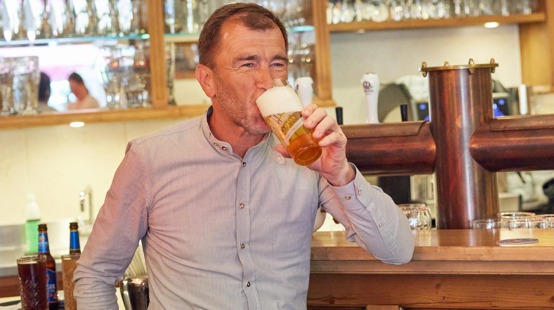 Nach dem Gespräch gönnt sich Westermeier ein Helles aus der Erdinger-Brauerei. Es ist erst ganz frisch auf dem Markt.