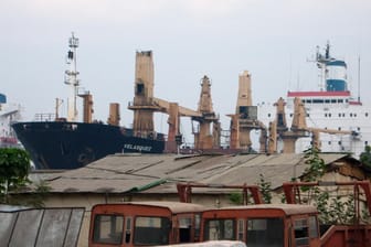 Verschrottete Schiffe und Autos in Alang in Indien (Archivbild): Auch ein Schiff aus Rendsburg soll nach Indien gebracht worden sein.
