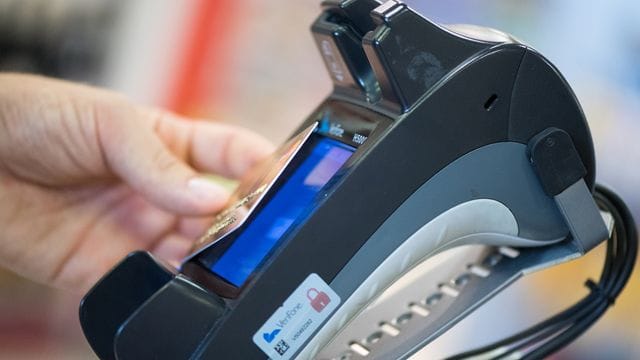 Ein Portemonnaie mit Kleingeld: In Berlin wurden alte Menschen betrogen Ein Portemonnaie mit Kleingeld: In Berlin wurden alte Menschen betrogen