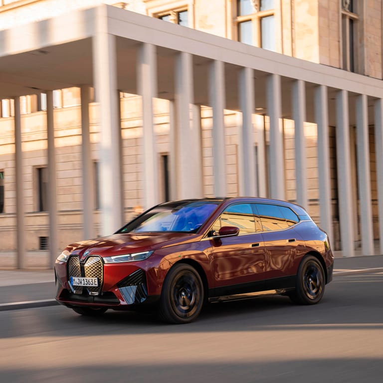 Elektromobilität: Mit dem iX M60 nimmt BMW ein elektrisches Sport-SUV ins Programm.