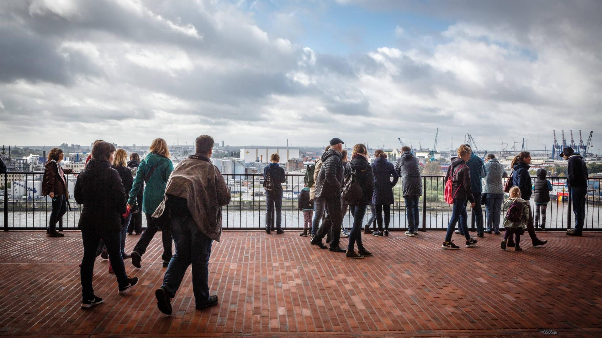 Besucher auf der Plaza der Elbphilharmonie: Der Zugang könnte künftig kostenpflichtig werden. Besucher auf der Plaza der Elbphilharmonie: Der Zugang könnte künftig kostenpflichtig werden.