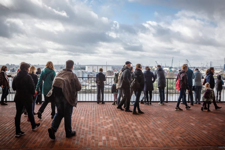 Besucher auf der Plaza der Elbphilharmonie: Der Zugang könnte künftig kostenpflichtig werden.