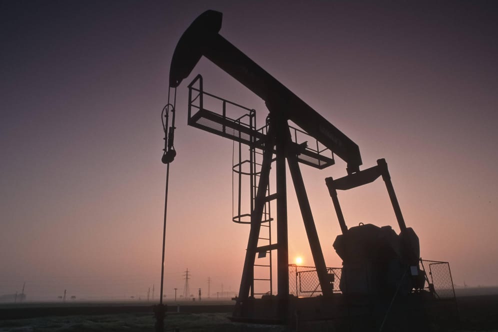 Ölpumpe im Betrieb: Sinkende Lagerbestände in den USA lassen die Ölpreise steigen.