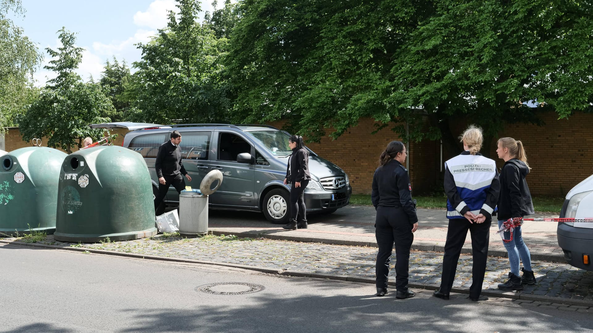 Die Polizei Hannover untersucht den Fund eines toten Säuglings in Hannover (Archivbild): Der Lebensgefährte der Mutter steht im Tatverdacht. Die Polizei Hannover untersucht den Fund eines toten Säuglings in Hannover (Archivbild): Der Lebensgefährte der Mutter steht im Tatverdacht.