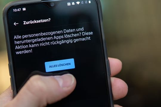 Schlüssel weg heißt Daten weg: Wer sein altes, verschlüsseltes Smartphone weggibt, muss nichts weiter tun, als es zurückzusetzen.