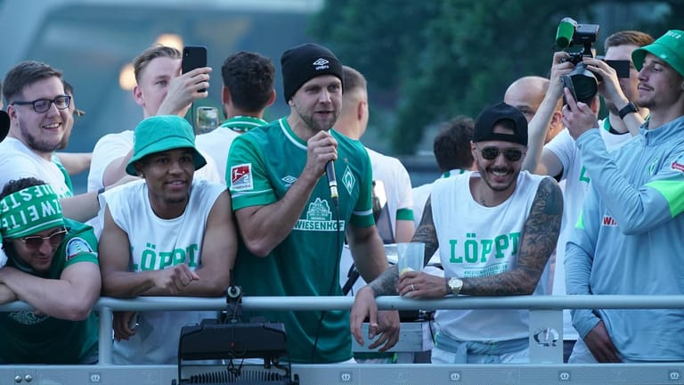 Niclas Füllkrug spricht bei der Aufstiegsfeier von Werder Bremen durch das Mikrofon (Archivbild): Auch in der kommenden Saison kann der SVW mit dem Offensivakteur rechnen.