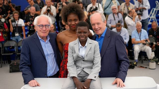 Regisseur Jean-Pierre Dardenne (l-r), Mbundu Joely, Pablo Schils und Regisseur Luc Dardenne stellten ihren Film "Tori and Lokita" in Cannes vor. Regisseur Jean-Pierre Dardenne (l-r), Mbundu Joely, Pablo Schils und Regisseur Luc Dardenne stellten ihren Film "Tori and Lokita" in Cannes vor.