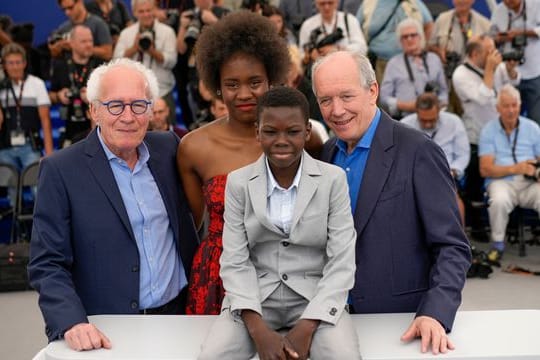 Regisseur Jean-Pierre Dardenne (l-r), Mbundu Joely, Pablo Schils und Regisseur Luc Dardenne stellten ihren Film "Tori and Lokita" in Cannes vor.