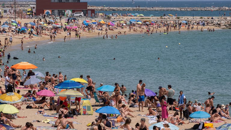 Strand von Barcelona (Symbolbild): Die Urlaubssaison geht los.