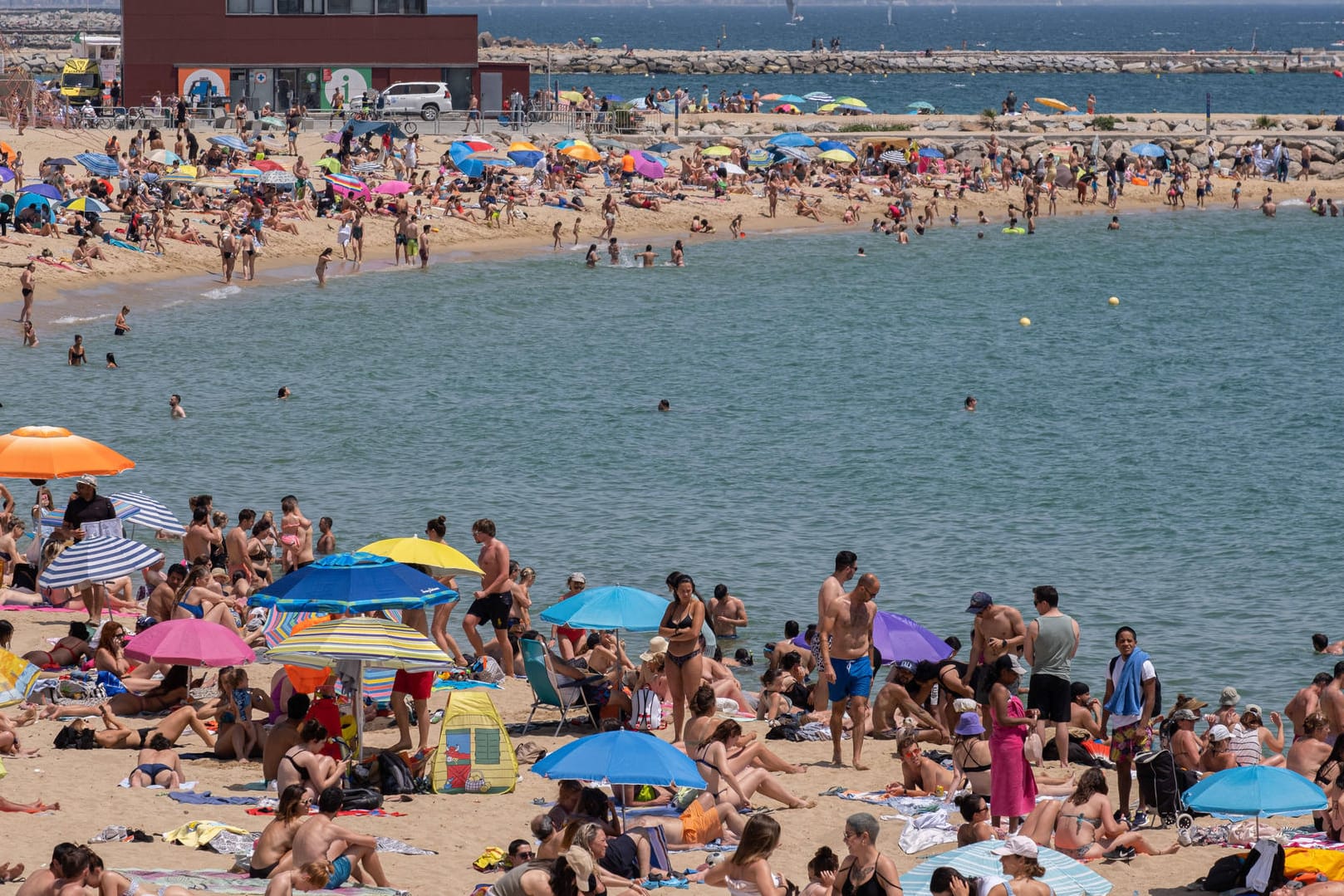 Strand von Barcelona (Symbolbild): Die Urlaubssaison geht los.