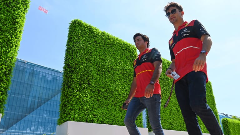 Carlos Sainz und Charles Leclerc (l.): Die beiden Ferrari-Piloten leihen ihre Stimmen einem Film.