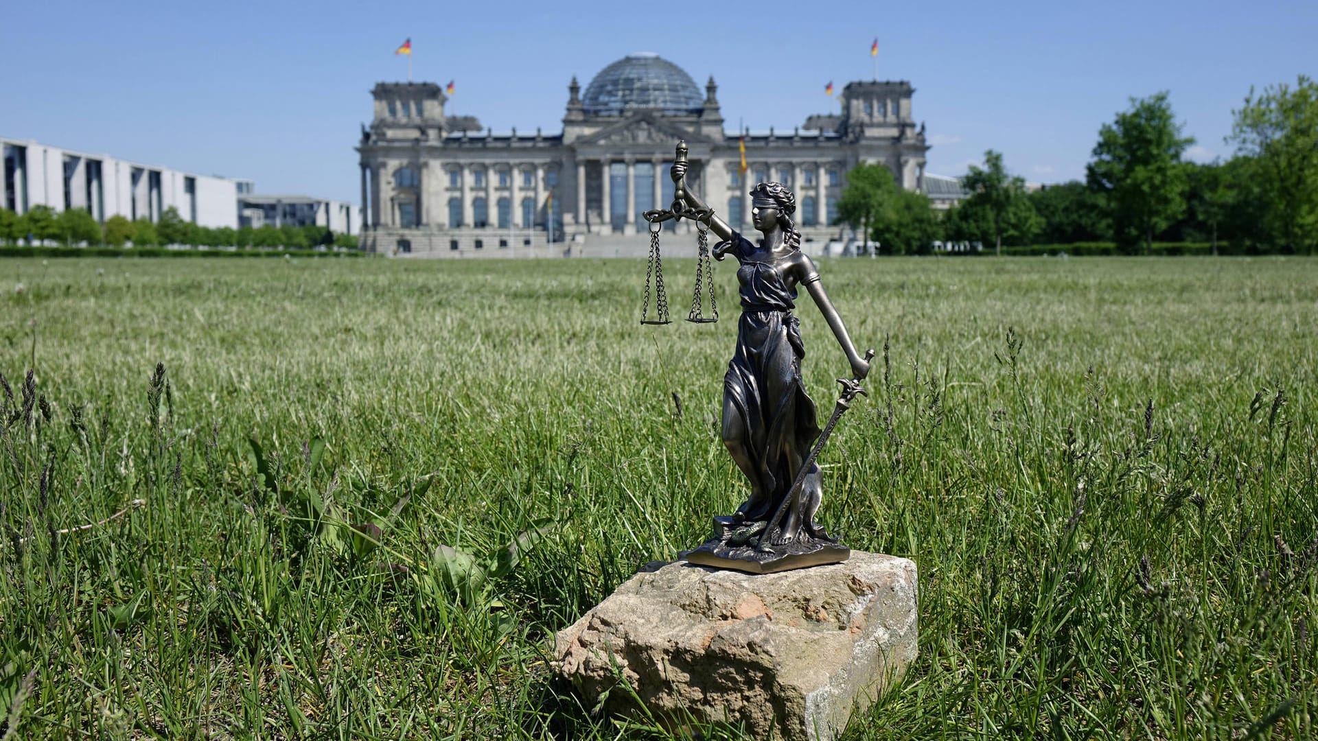 Reichstag und Justitia (Symbolbild): Für das Berliner Verfassungsgericht hat das Wahlprüfungsverfahren eine "hohe Priorität". Reichstag und Justitia (Symbolbild): Für das Berliner Verfassungsgericht hat das Wahlprüfungsverfahren eine "hohe Priorität".