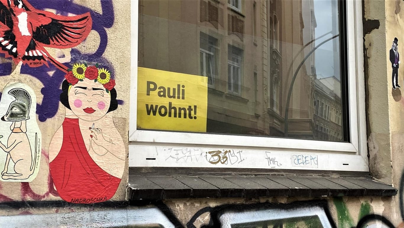 Ein Protestschild hängt in einem Fenster auf St. Pauli: Hinter der Initiative "Pauli wohnt" stehen Anwohner, denen es zu laut wird.