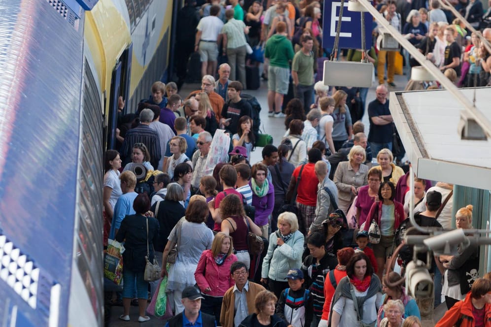 Reisende steigen in einen Metronom (Symbolbild): Fahrgäste müssen sich im Sommer auf volle Züge einstellen.