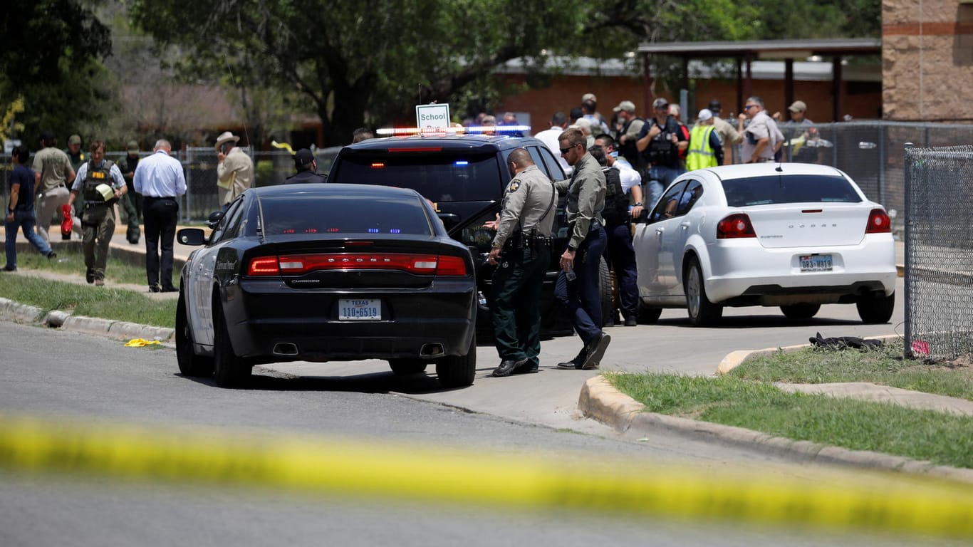 Polizeibeamte vor der Robb-Grundschule in Texas: Der Angreifer wurde erschossen.