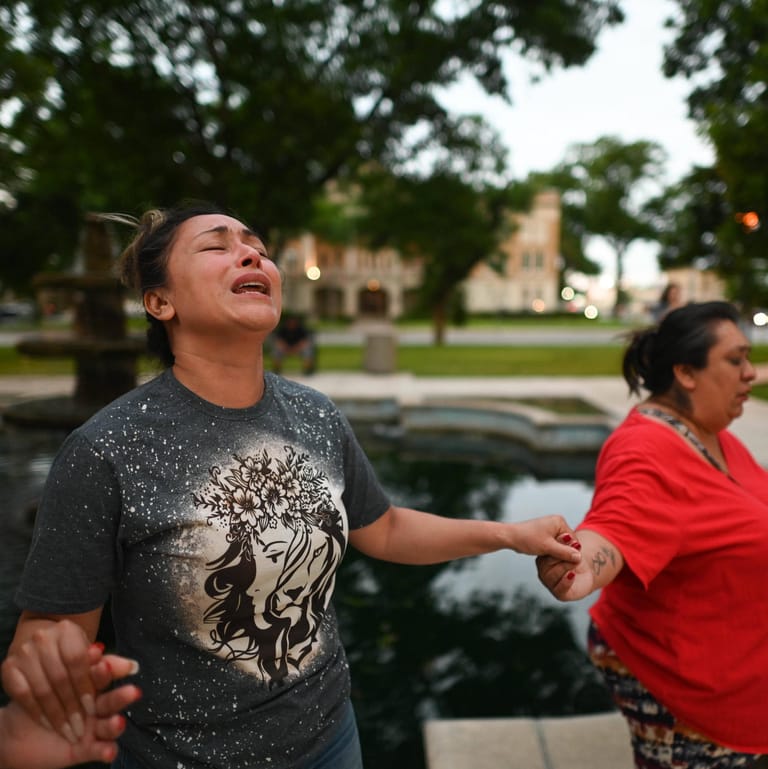 Anwohnerinnen und Anwohner von Uvalde in Texas beten für die Opfer des Schulanschlags.