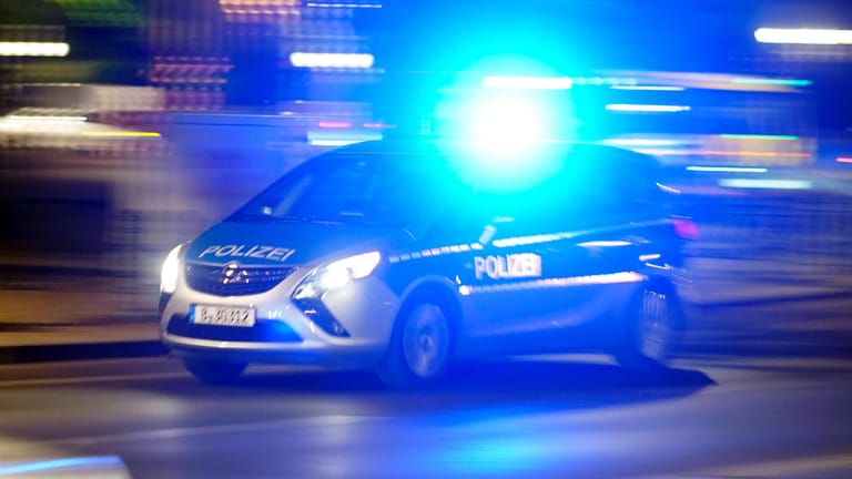 Ein Polizeiwagen im Einsatz (Symbolbild): Die Brandenburger Polizei ermittelt in dem Fall.