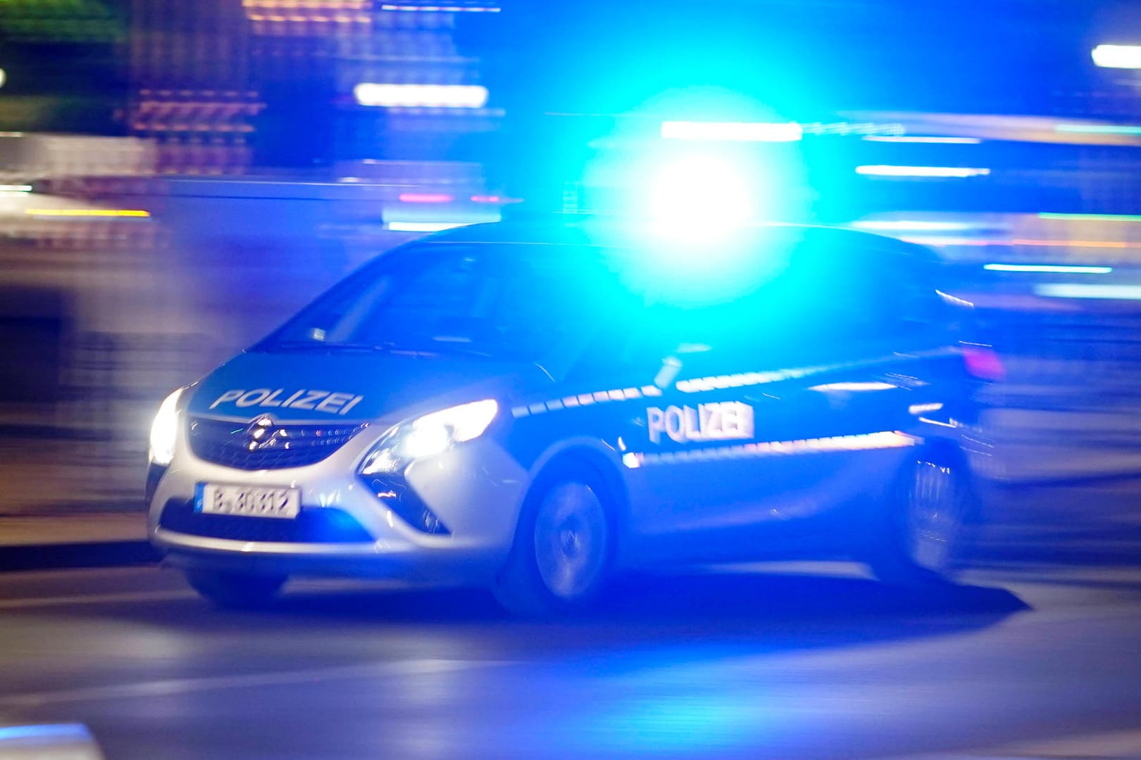 Ein Polizeiwagen im Einsatz (Symbolbild): Die Brandenburger Polizei ermittelt in dem Fall.