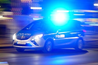 Ein Polizeiwagen im Einsatz (Symbolbild): Die Brandenburger Polizei ermittelt in dem Fall.