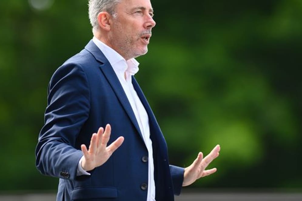 Dynamo-Geschäftsführer Jürgen Wehlend kritisiert die Vorfälle nach dem Relegationsspiel von Dynamo Dresden gegen den 1.