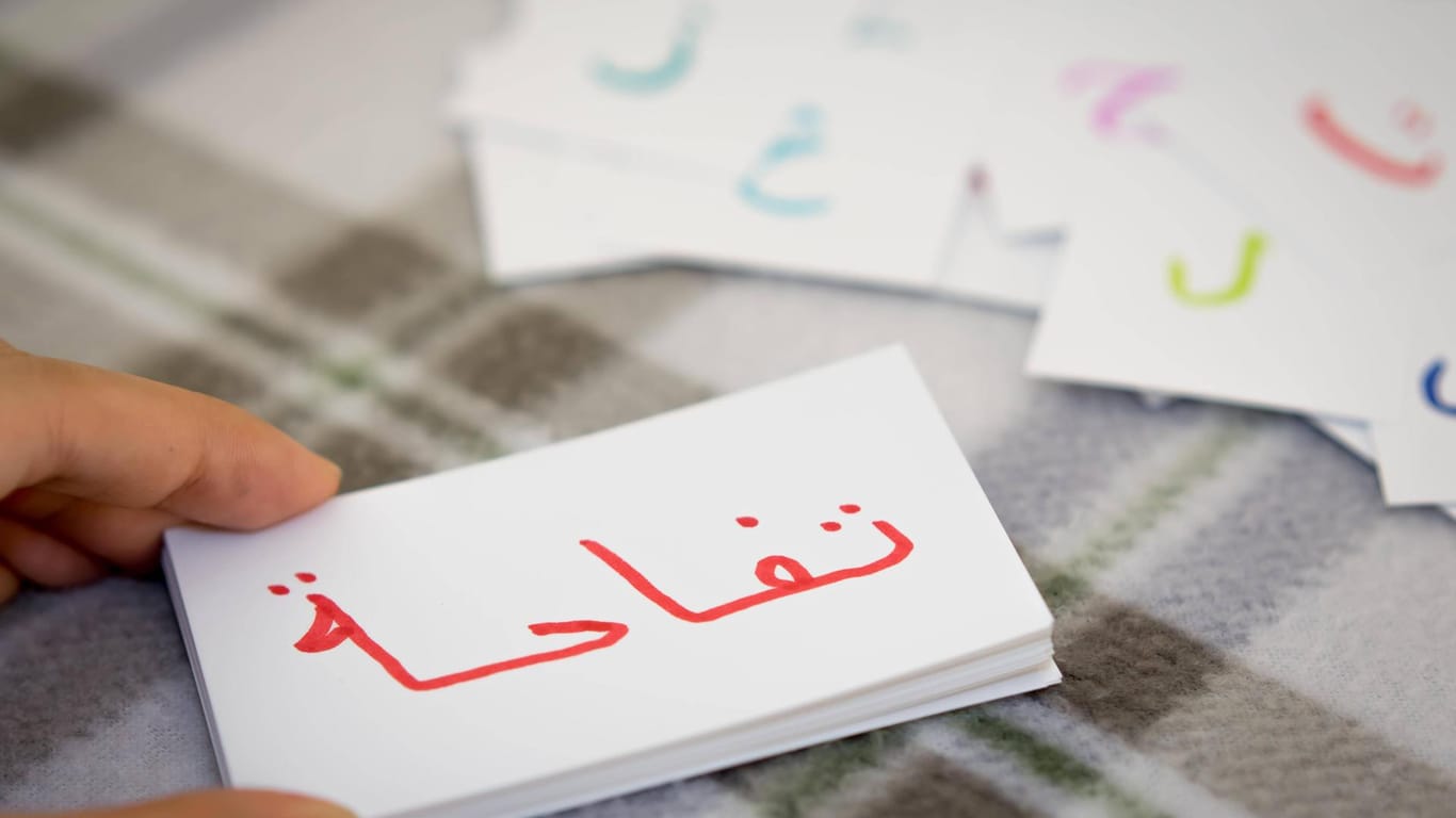 Lernkarten mit Arabisch-Vokabeln (Symbolbild): Portugiesisch und Arabisch werden im Schuljahr 2023/2024 zu Unterrichtsfächern an Hessens Schulen.