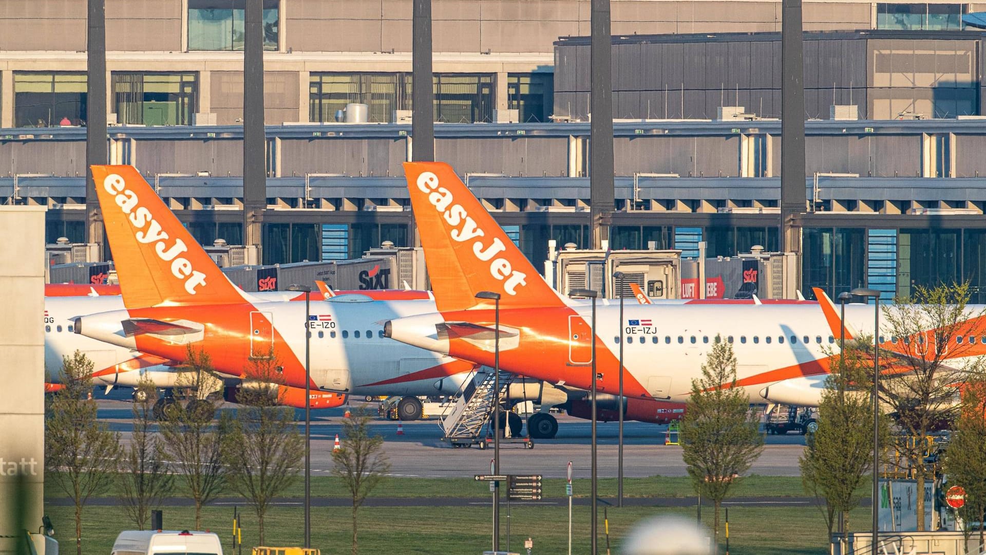 Flugzeuge der Firma easyjet auf dem Flughafen BER (Archivbild): Die Billigfliegerairline möchte den Bestand in der Hauptstadt etwas herunterfahren.