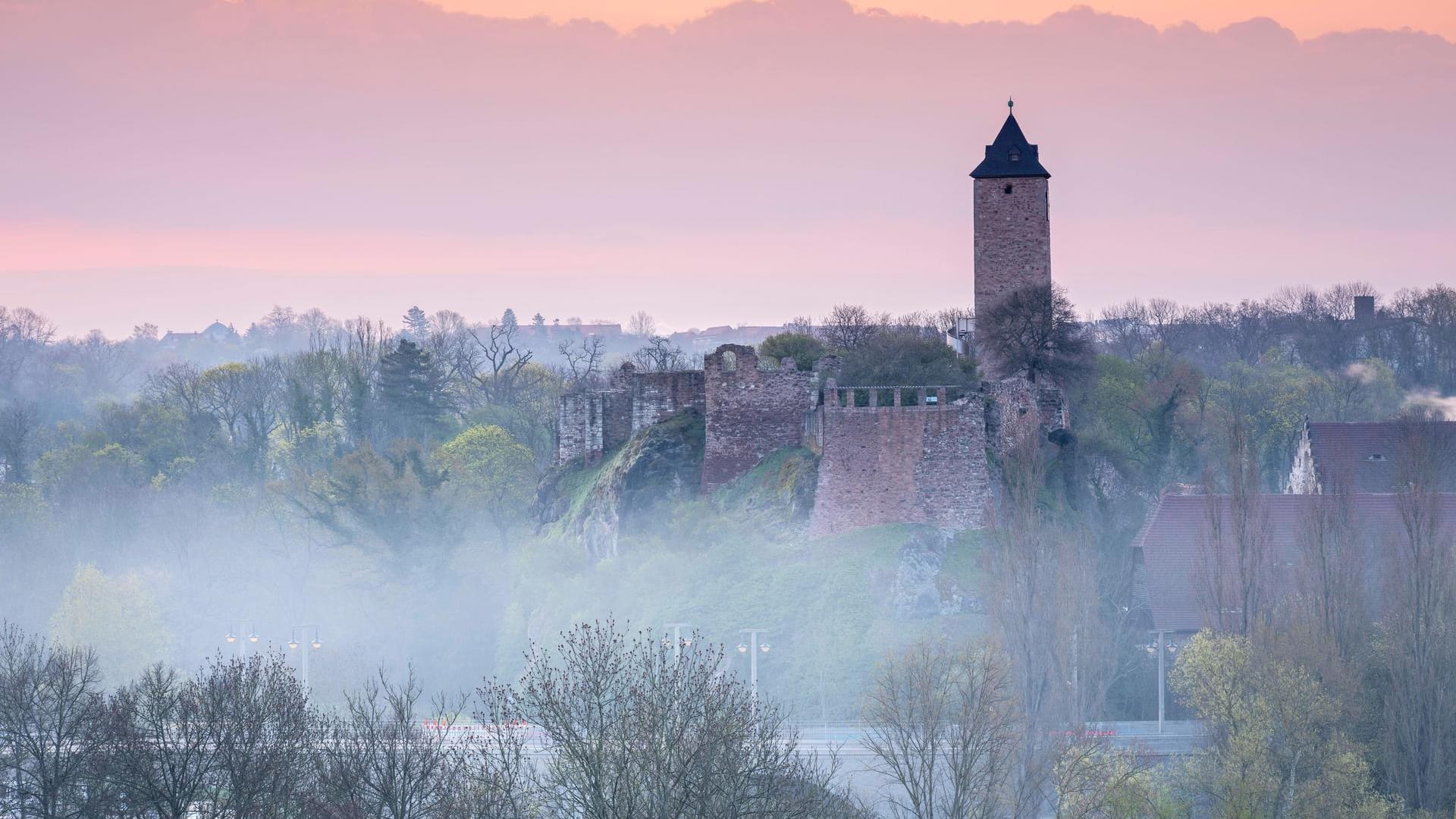 Die Ruine der Burg Giebichenstein in Halle bei Morgenrot: Gleich nebenan befindet sich die berühmte Kunsthochschule der Stadt an der Saale.