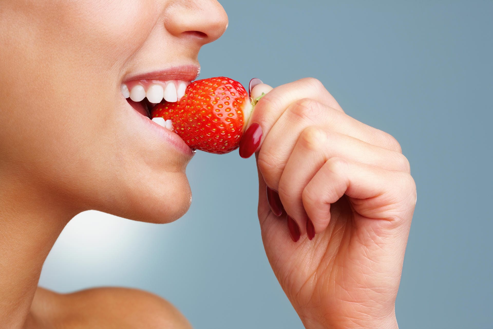 Erdbeeren schmecken gut und sind gut für unsere Gesundheit. Dank ihres hohen Anteils an Vitamin C haben die Früchte einen guten Einfluss auf das Immunsystem und die Haut. Bei Frauen senken sie außerdem das Herzinfarktrisiko.