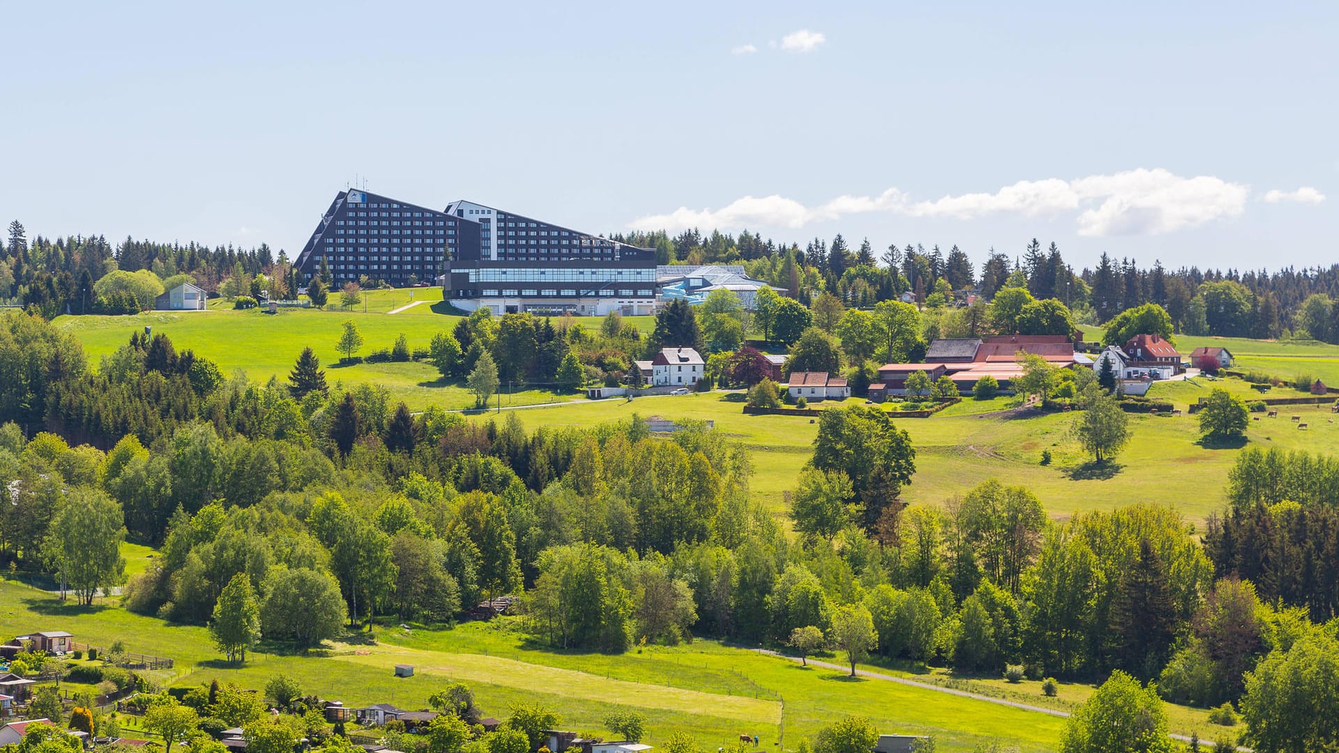 Ausblick auf den Ski-Ferienpark in Schöneck: In dieser wunderschönen Gegend gibt es sommers wie winters einiges zu erleben.